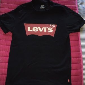 Woman’s Levi’s box logo t shirt